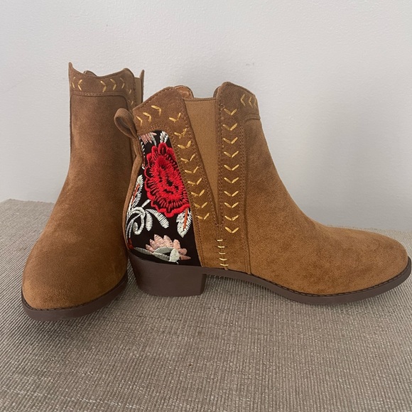 Woman Booties - Picture 4 of 8